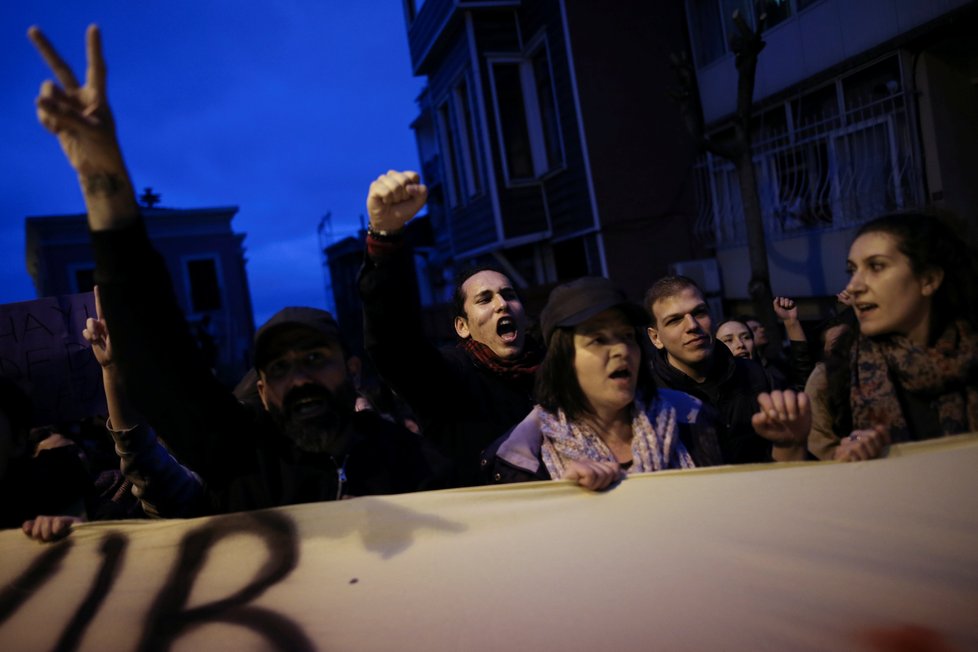 Na 3000 lidí protestuje v Istanbulu proti výsledkům referenda.