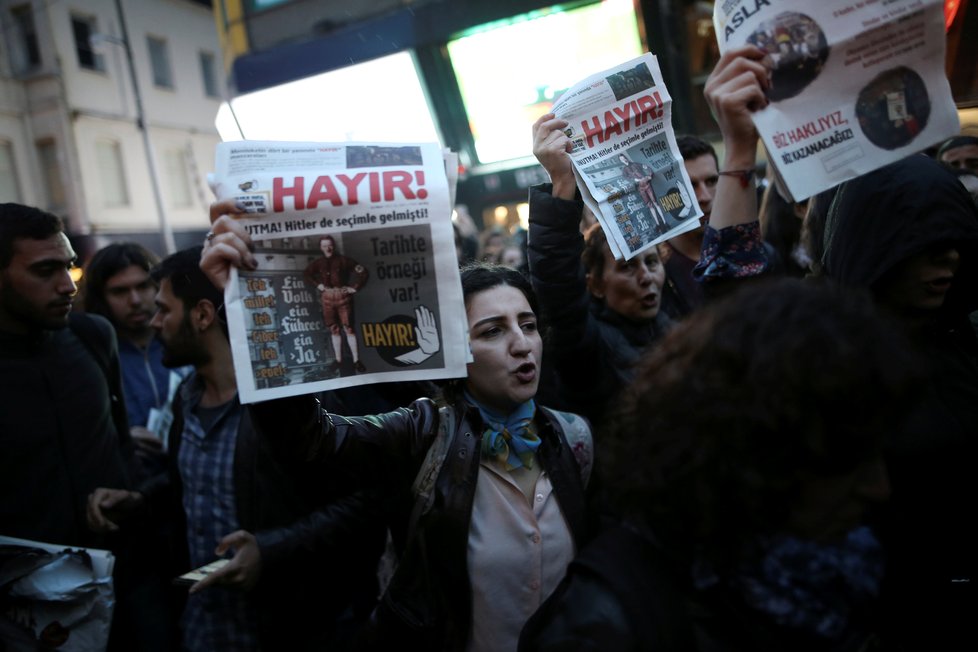 Na 3000 lidí protestuje v Istanbulu proti výsledkům referenda.