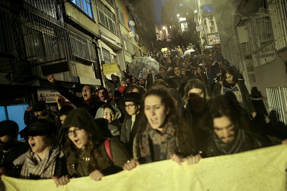 Na 3000 lidí protestuje v Istanbulu proti výsledkům referenda.