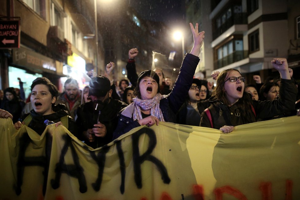 Na 3000 lidí protestuje v Istanbulu proti výsledkům referenda.