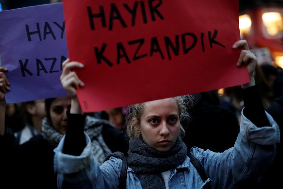 Na 3000 lidí protestuje v Istanbulu proti výsledkům referenda.