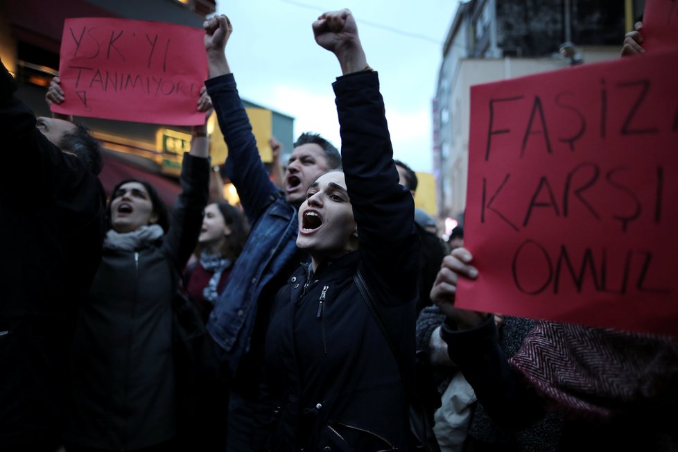 Na 3000 lidí protestuje v Istanbulu proti výsledkům referenda.