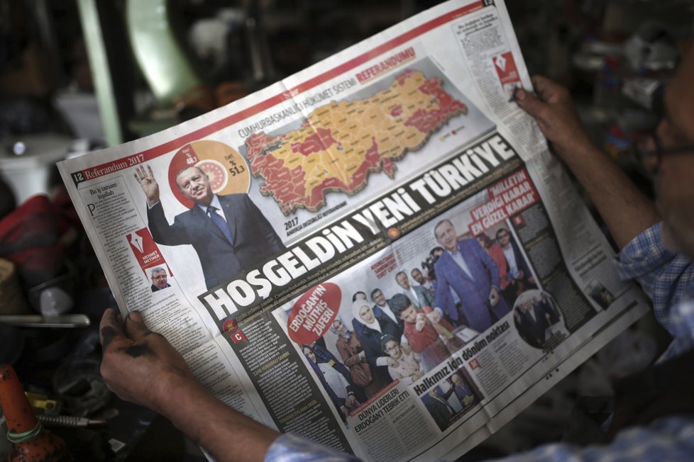 Na 3000 lidí protestuje v Istanbulu proti výsledkům referenda.