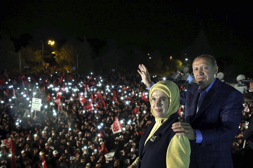 Na 3000 lidí protestuje v Istanbulu proti výsledkům referenda.