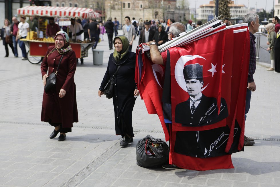 Na 3000 lidí protestuje v Istanbulu proti výsledkům referenda.