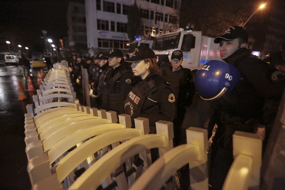 Na 3000 lidí protestuje v Istanbulu proti výsledkům referenda.