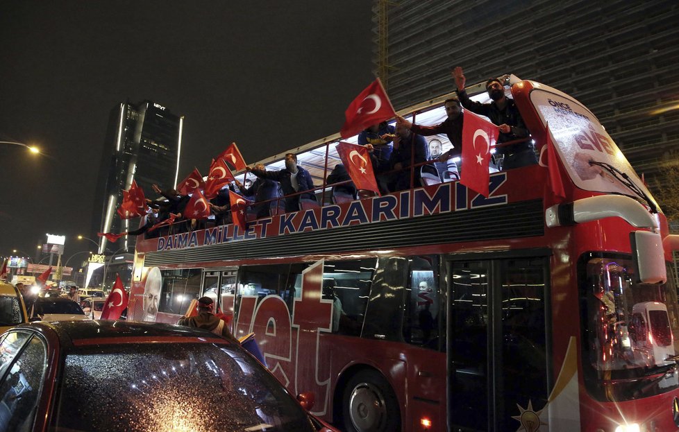 Na 3000 lidí protestuje v Istanbulu proti výsledkům referenda.