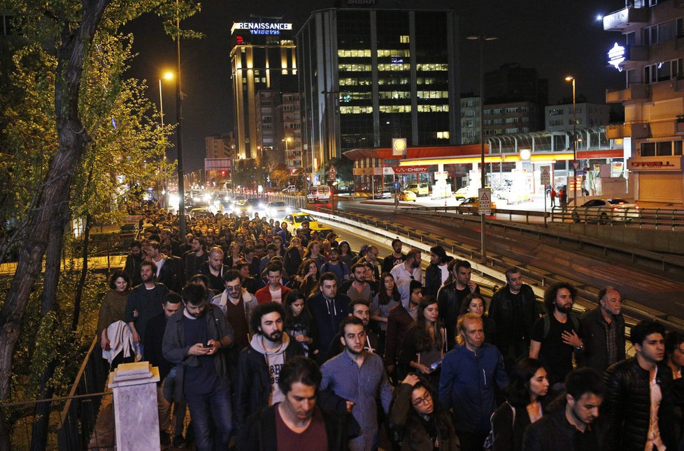 Na 3000 lidí protestuje v Istanbulu proti výsledkům referenda.