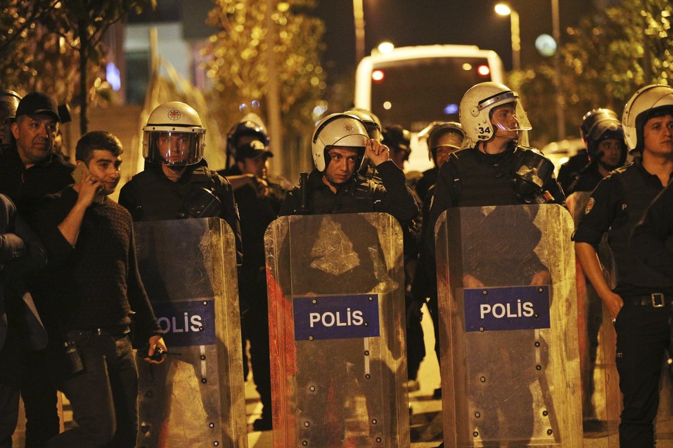 Na 3000 lidí protestuje v Istanbulu proti výsledkům referenda.