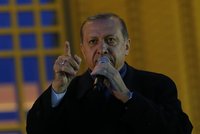 EU nás potřebuje, kasá se Erdogan. A opět hrozí „vypuštěním“ uprchlíků