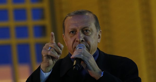 EU nás potřebuje, kasá se Erdogan. A opět hrozí „vypuštěním“ uprchlíků