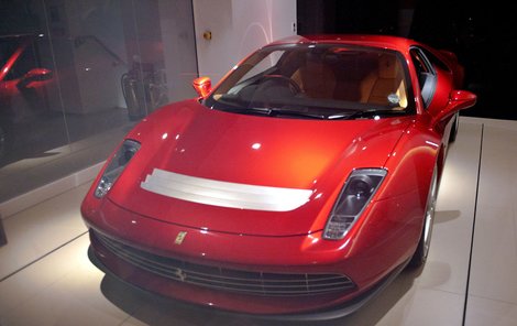 Ferrari 458 Erica Claptona. Zrychlení z 0 na 100: 3,4 s. Maximální rychlost: 325 km/h. Cena: 89 milionů Kč.