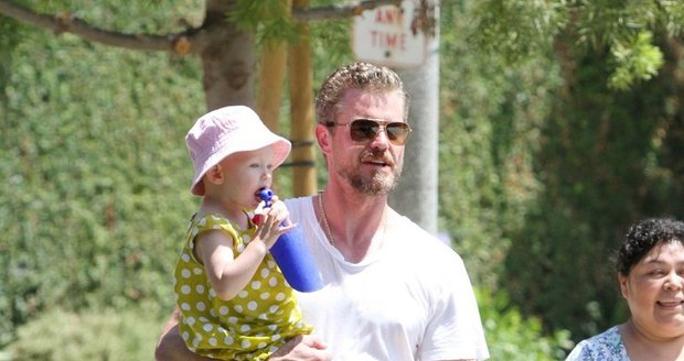 Eric Dane s dcerou Beatrice na procházce parkem