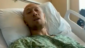 Eric Steinley utrpěl zranění na noze poté, co ho napadl žralok.
