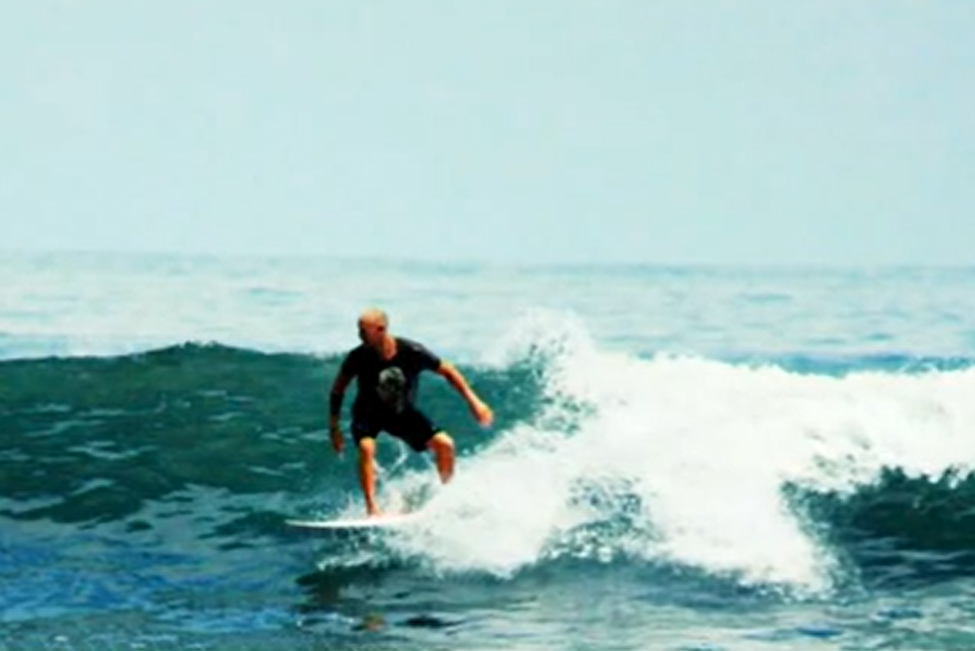 Eric Steinley si užíval s přáteli vlny u pobřeží Kalifornie, když ho napadl žralok.