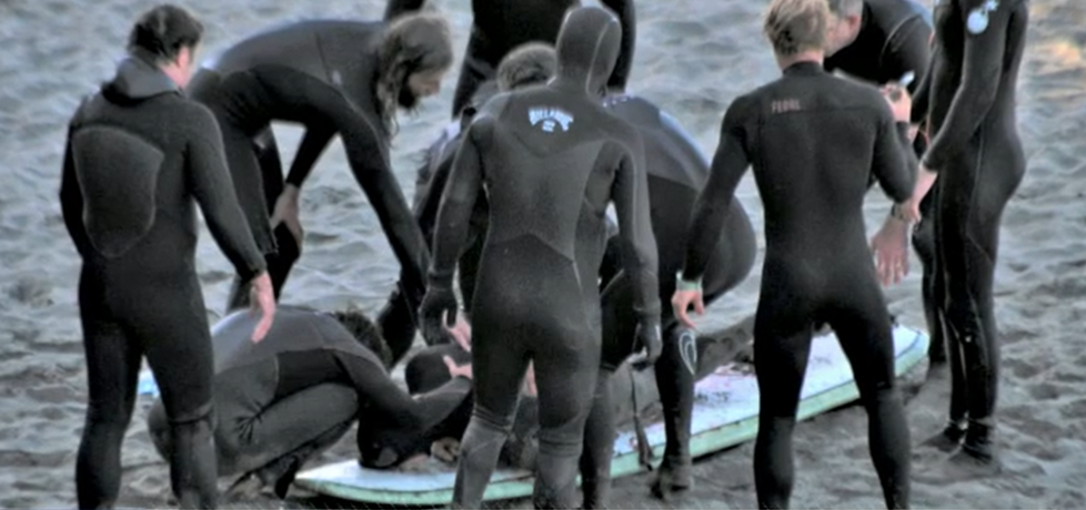 Na pomoc zraněnému Ericovi, jehož napadl žralok, přispěchali ostatní surfaři.