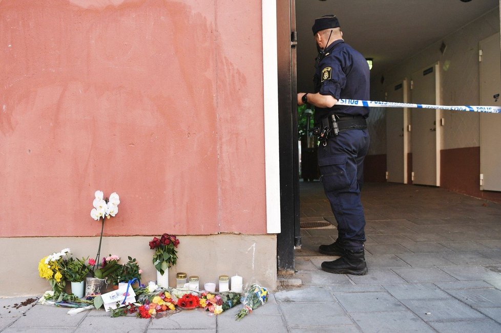 Lidé pokládají květiny na místo, kde policie zastřelila dvacetiletého Erica.