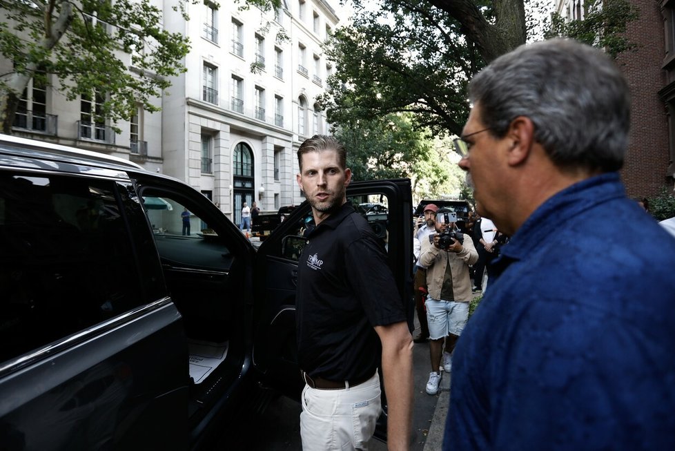 Eric Trump odjíždí z domu Ivany Trumpové