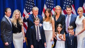 Velká rodina Trumpových se rozpadá. (Zleva: Eric Trump, Lara Yunaska Trump, Donald Trump, Barron Trump, Melania Trump, Vanessa Haydon Trump, Kai Madison Trump, Donald Trump Jr., Donald John Trump III a Ivanka Trump).