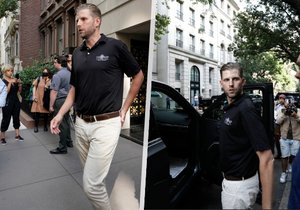 Eric Trump vychází z matčina domu.
