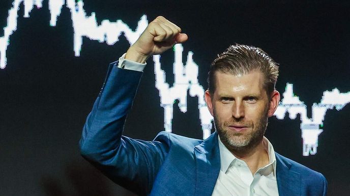 Eric Trump, syn amerického prezidenta Donalda Trumpa, je viceprezidentem Trump Organization a zároveň šéfem kryptotěžební firmy American Bitcoin Corp. Eric Trump, syn amerického prezidenta Donalda Trumpa, je viceprezidentem Trump Organization a zároveň šéfem kryptotěžební firmy American Bitcoin Corp.