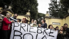 Vrah Priebke, Kat Pribeke: Taková hesla a pokřiky se ozývaly během protestů proti pohřbu nacistické zrůdy