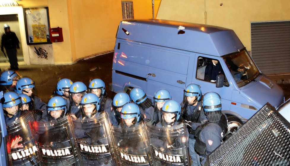 Policejní kordon, chránící vůz, který odvážel po neuskutečněném pohřbu Priebkeho ostatky