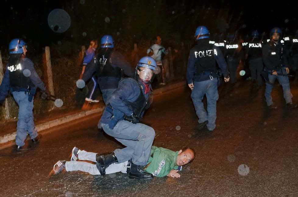 Foto z nepokojů, které provázely pohřeb nacisty