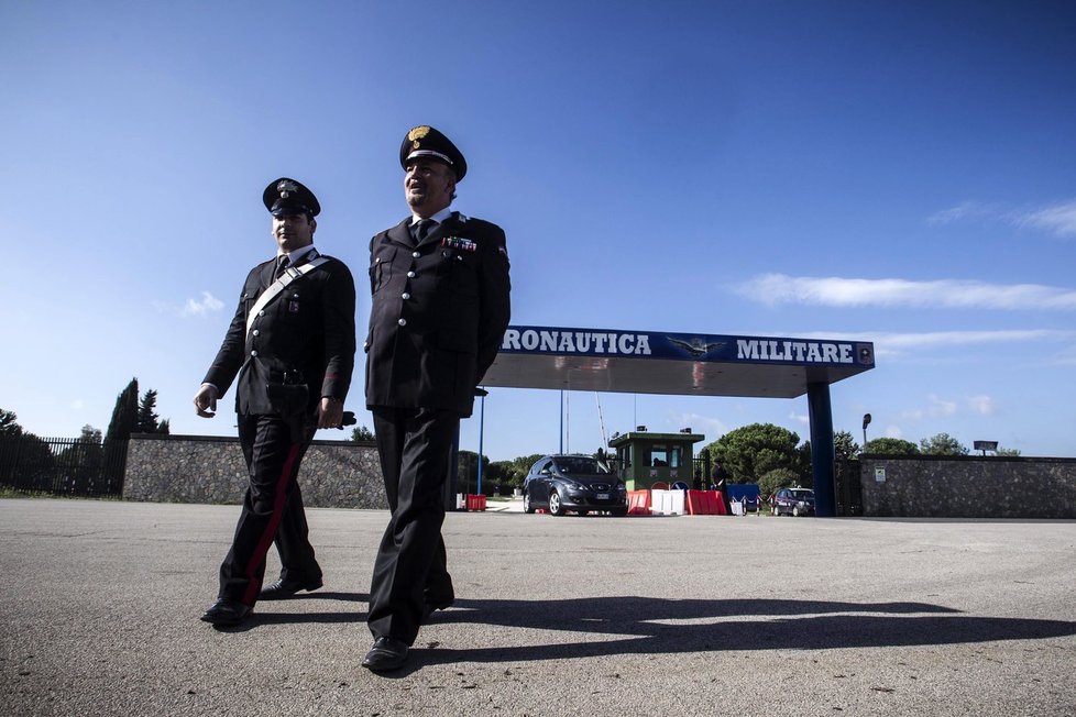 Priebkeho ostatky uvízly na italském armádním letišti