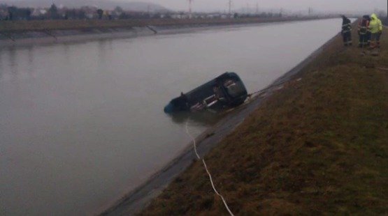 Erichovo auto jeho vrazi utopili v řece.