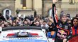 Erik Cais zdraví fanoušky před startem Středoevropské rally