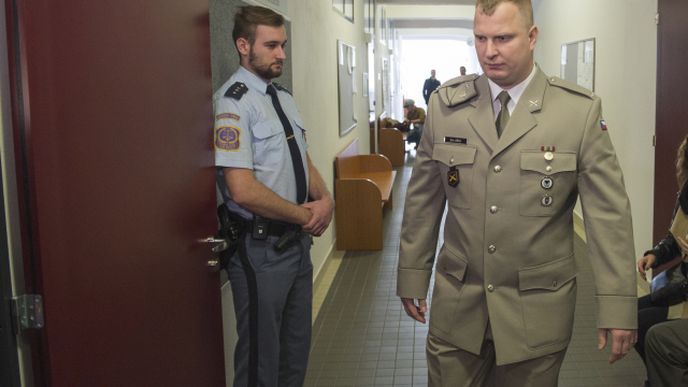 Erik Eštu, český voják, přichází k soudu. Je obžalován z válečného terorismu na Ukrajině.