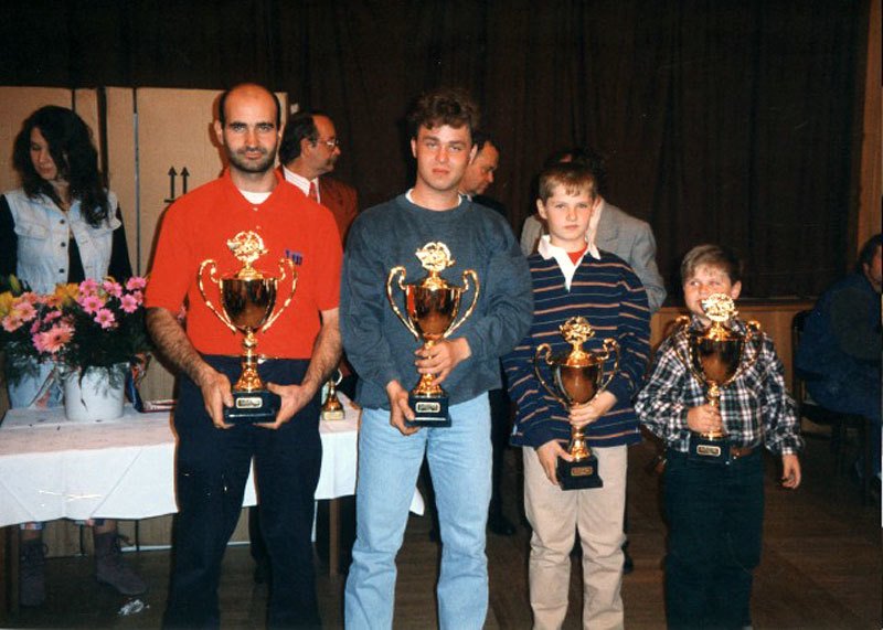 1996: Po mistrovství republiky družstev stojí zcela vpravo devítiletý Erik a vedle něj třináctiletý Jarek