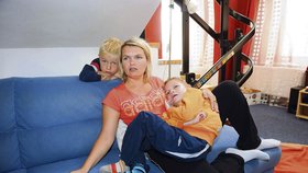 Erika Kořínková s oběma syny. O dva roky mladší Patrik měl štěstí, že se narodil císařským řezem.
