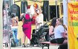 Holčičku své kamarádky si hned i pochovala. Holčičku své kamarádky si hned i pochovala.