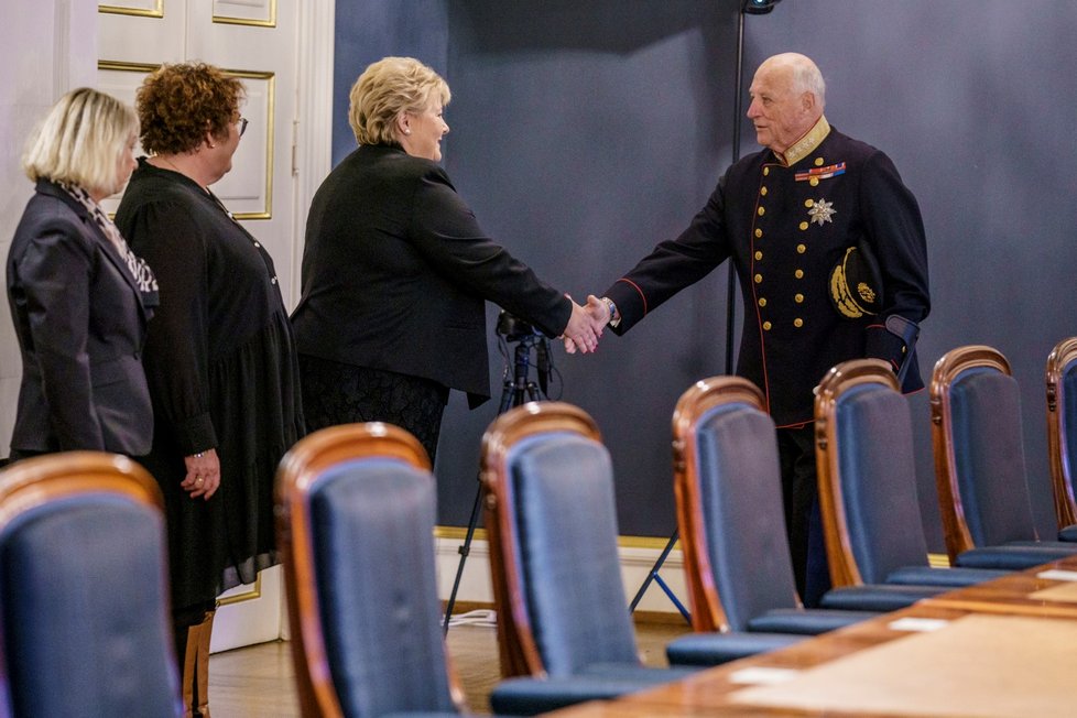 Končící vláda norské premiérky Erny Solbergové se setkala s králem Haraldem