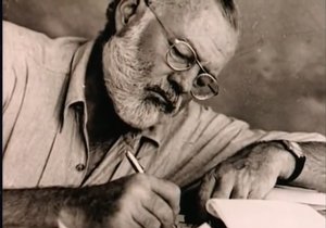 Ernest Hemingway prožil takový život, o kterém si valná většina může nechat jen zdát. Na druhou stranu, ačkoliv toho hodně viděl, prožil i bolest a ztrátu, které s velkou pravděpodobností vedly právě k jeho smrti.