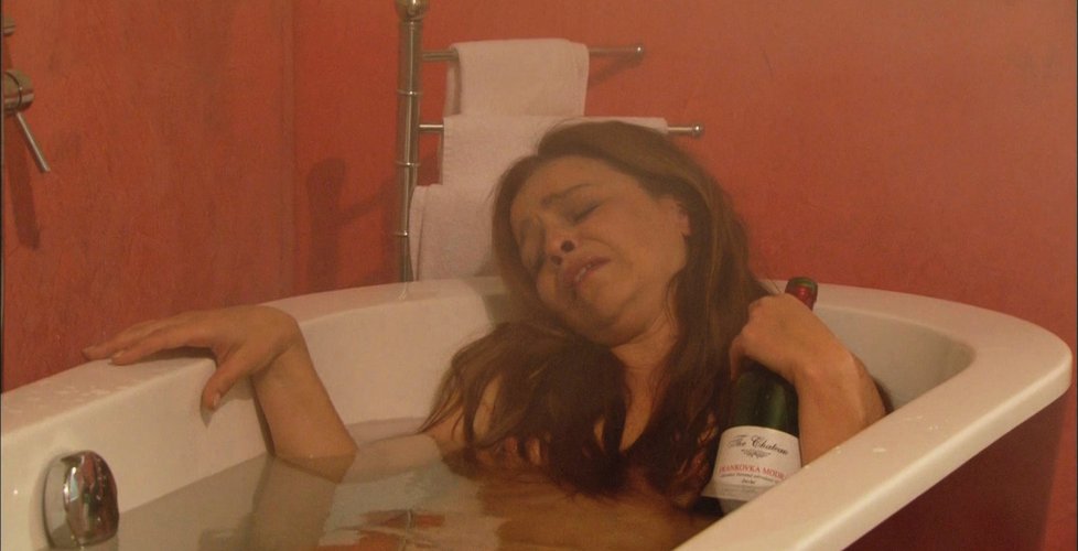 Zedníčková se ve stejném seriálu dokonce koupala ve vaně.
