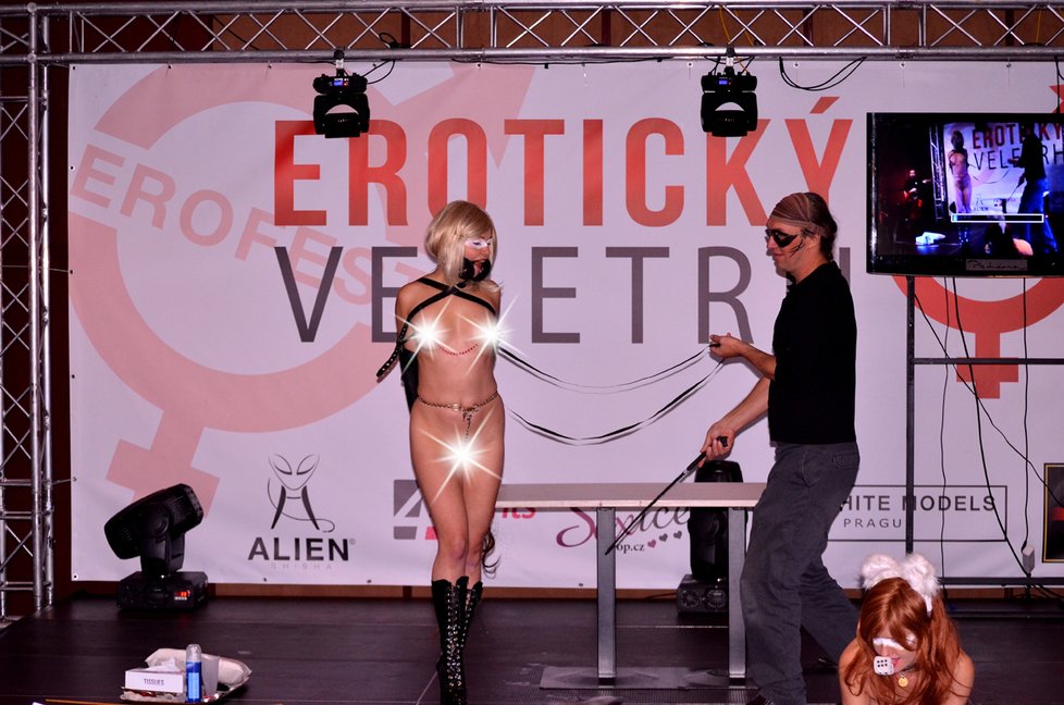 Sado-maso show na Erotickém veletrhu 2015