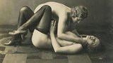 Erotika našich dědečků: Takhle dříve vypadalo porno! V Paříži ho fotil Čech!