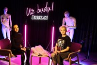 Podcast: Injekce do penisů, nepřirozené polohy a desetitisíce. Co se děje v zákulisí porna, popsala Zuzu Sweet
