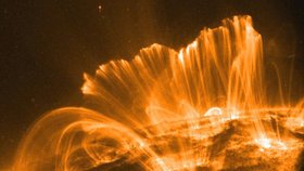 Erupce na Slunci a roj koronální energie