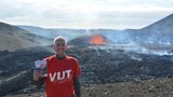 Tváří v tvář běsnící sopce na Islandu: Geolog Lukáš z Brna odebíral žhavou lávu, vzorky přivezl domů