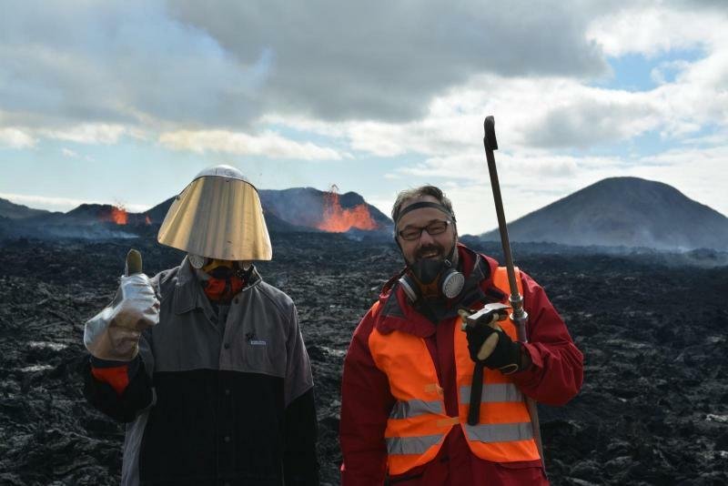 S kolegy z Islandu a Švédska vyrazil Lukáš Krmíček (vlevo s obličejovým štítem) na místo pár dní po první erupci.