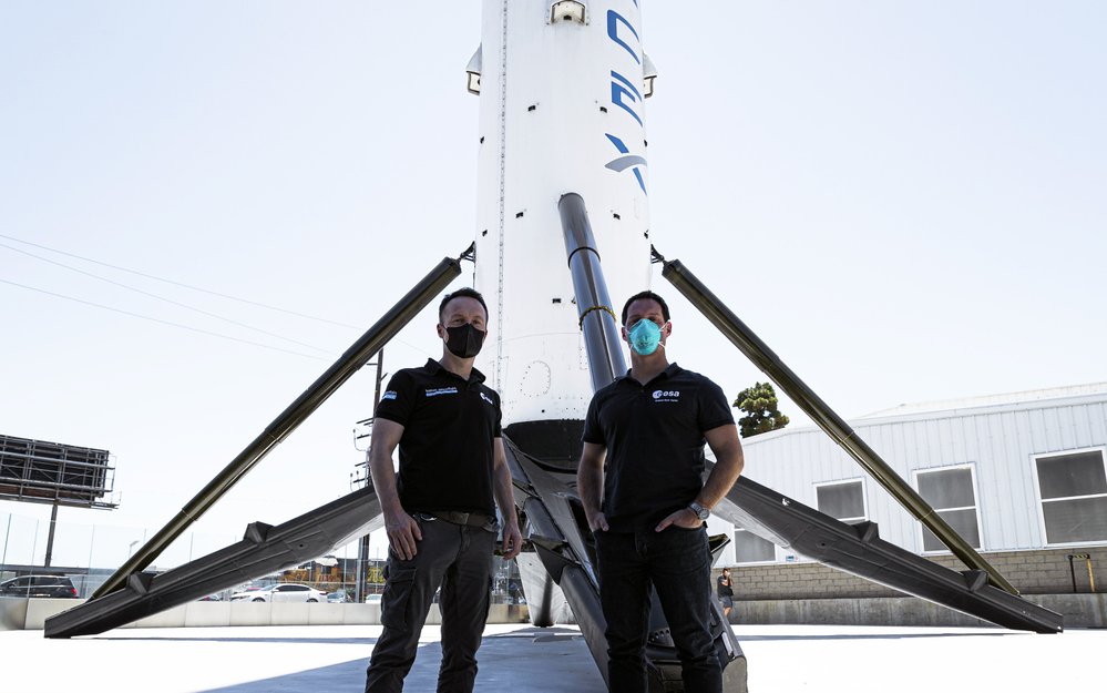 Astronauti Matthias Maurer a Thomas Pesquet u rakety Falcon 9 od SpaceX