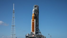 Příprava na misi Artemis 1: Loď Orion na raketě SLS, Kennedyho vesmírné středisko.