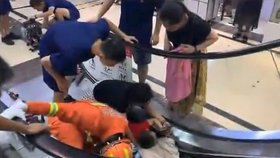 Dítěti se zasekla ruka v eskalátoru