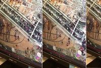 Hororový eskalátor: 45metrové schody změnily směr jízdy a zranily 17 lidí