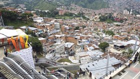 Eskalátor se tyčí nad chudinskou čtvrtí Medellínu