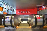Do stanice Anděl po nových eskalátorech, ale pomaleji. Dopravní podnik otevře vstup od obchodního centra